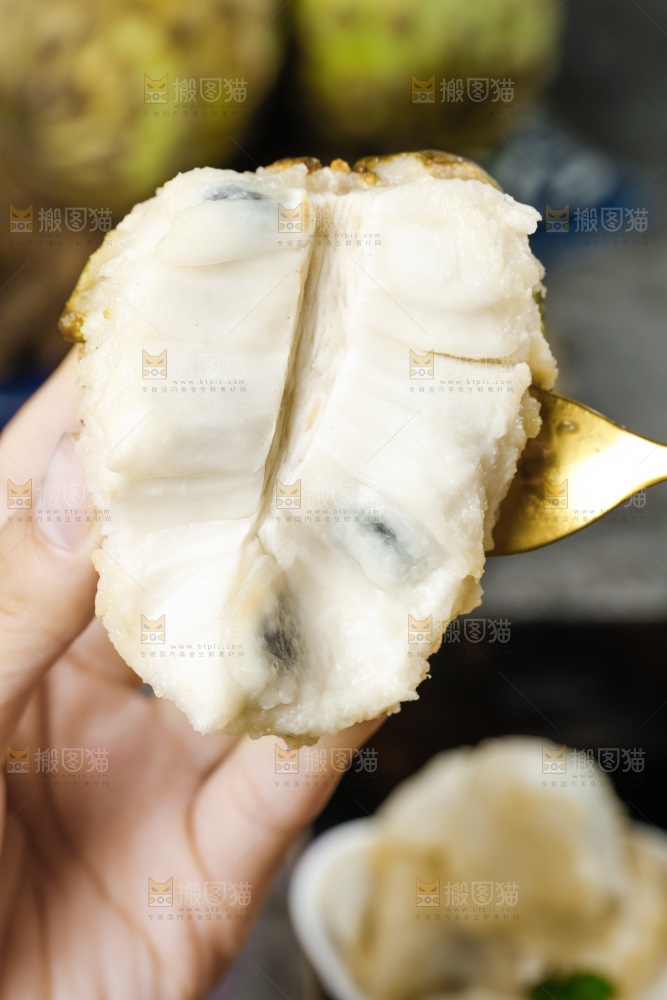 手里拿着牛奶释迦果