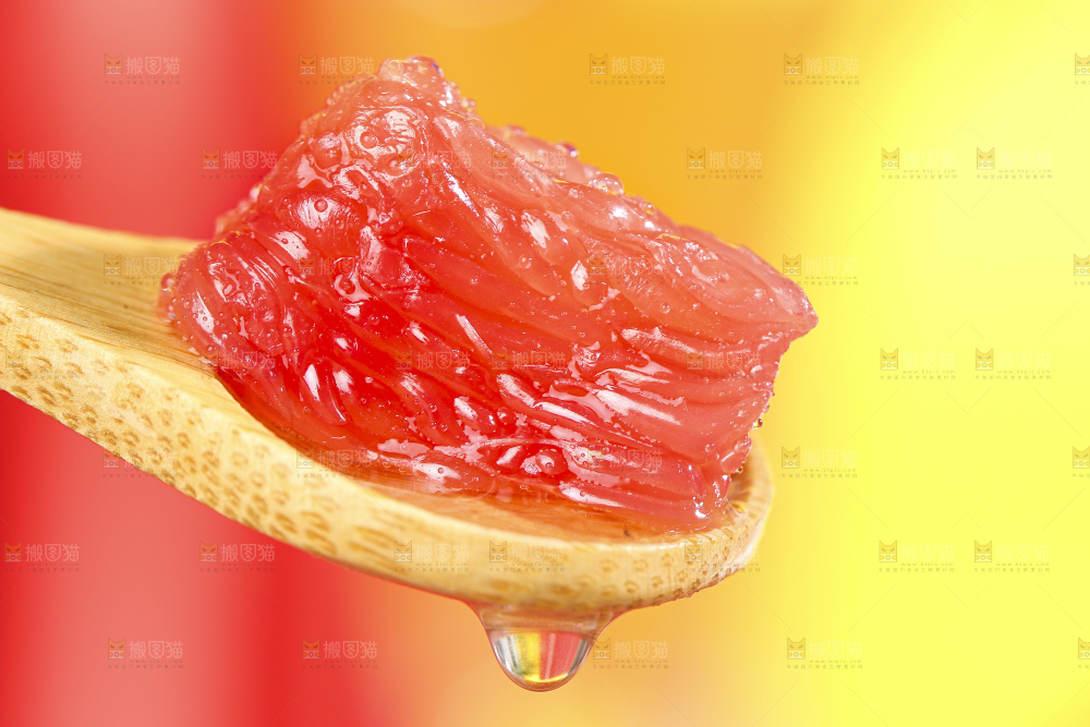勺子里的红心西柚果肉
