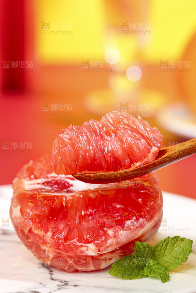 勺子里的红心西柚果肉