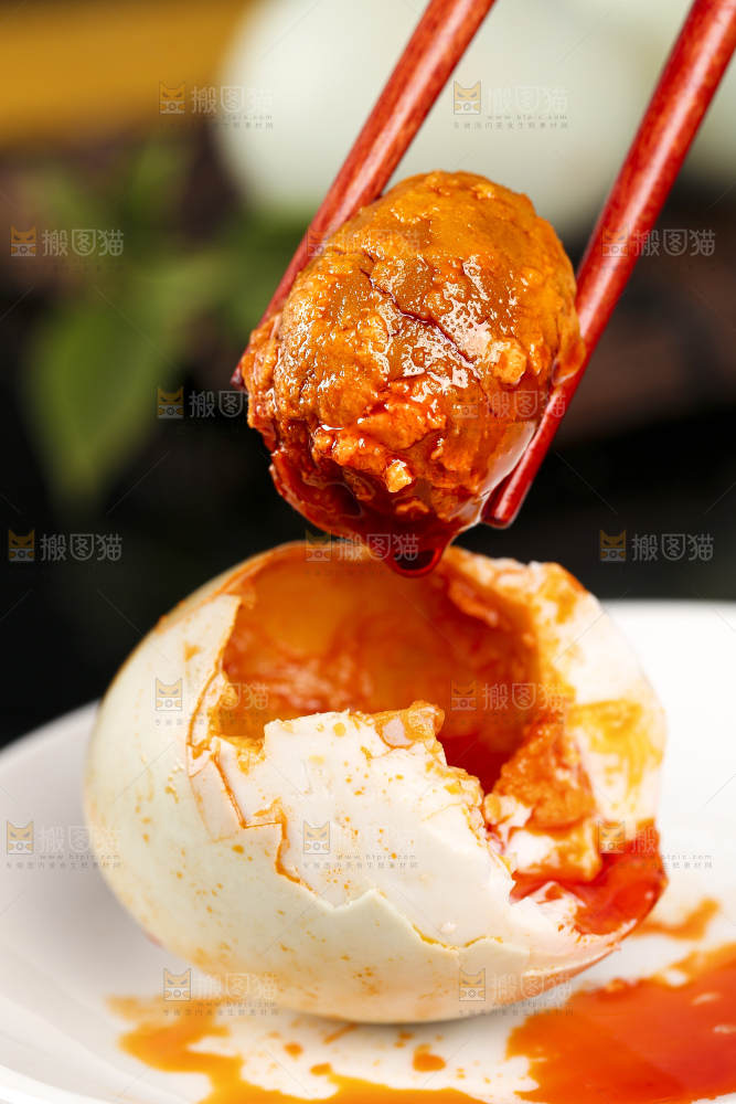 黑底上筷子夹着红心咸鸭蛋