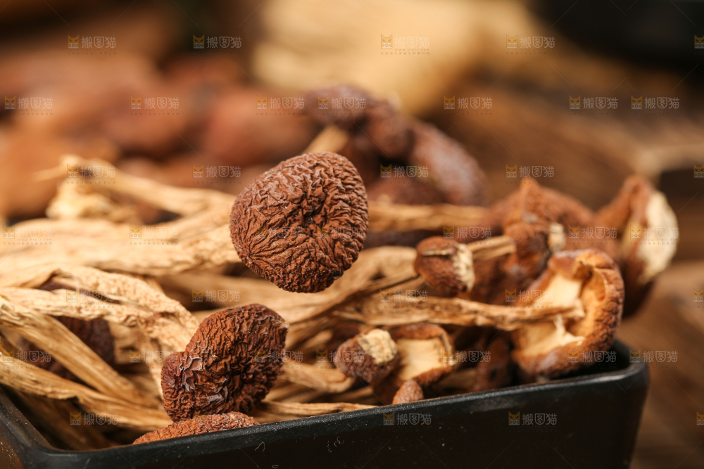 盘子里放着茶树菇