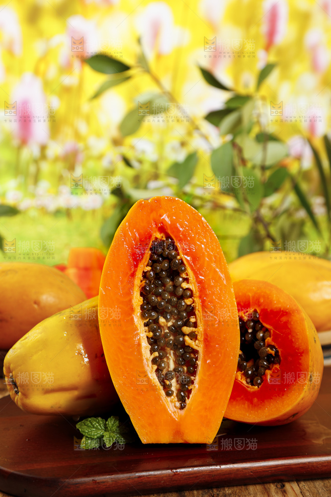 木板上放着切开的冰糖心木瓜