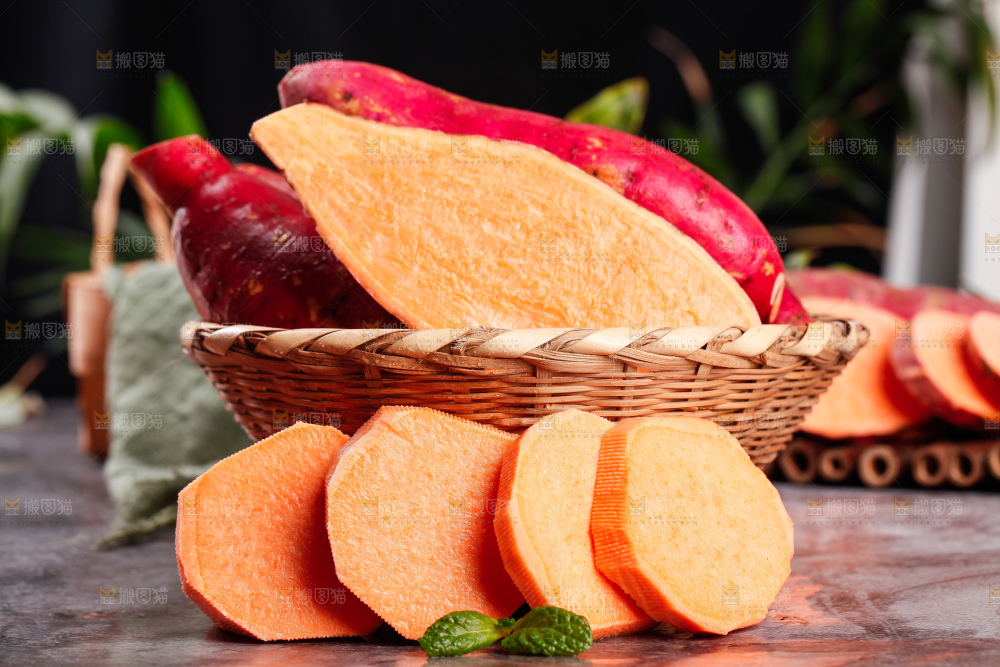 篮子里装着蜜薯