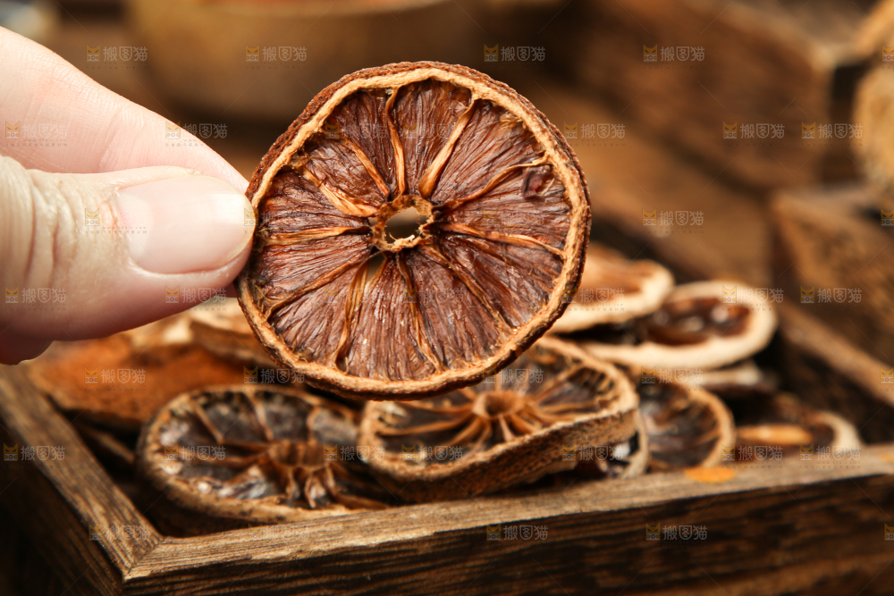 手里拿着干柠檬片