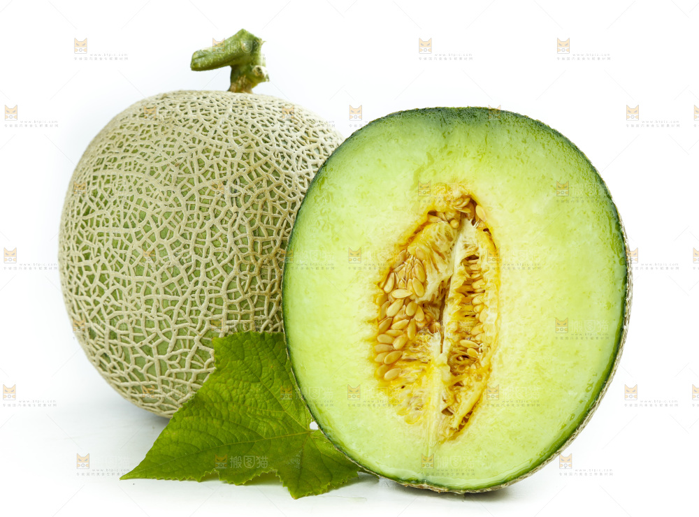 切开的玫珑瓜蜜瓜放在白底上
