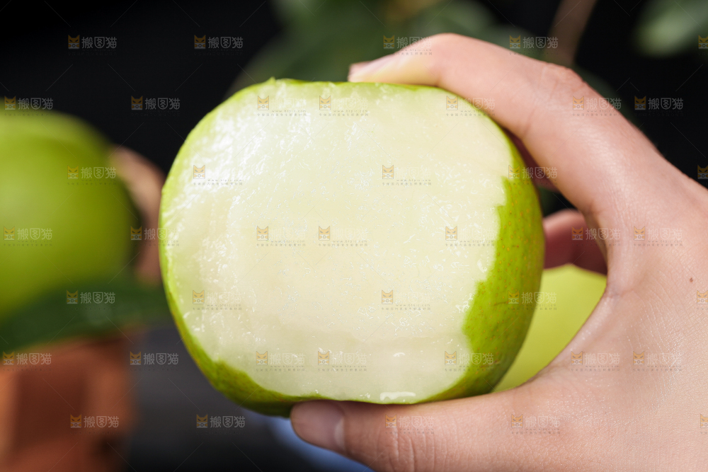 手拿削皮的青皮皇冠梨