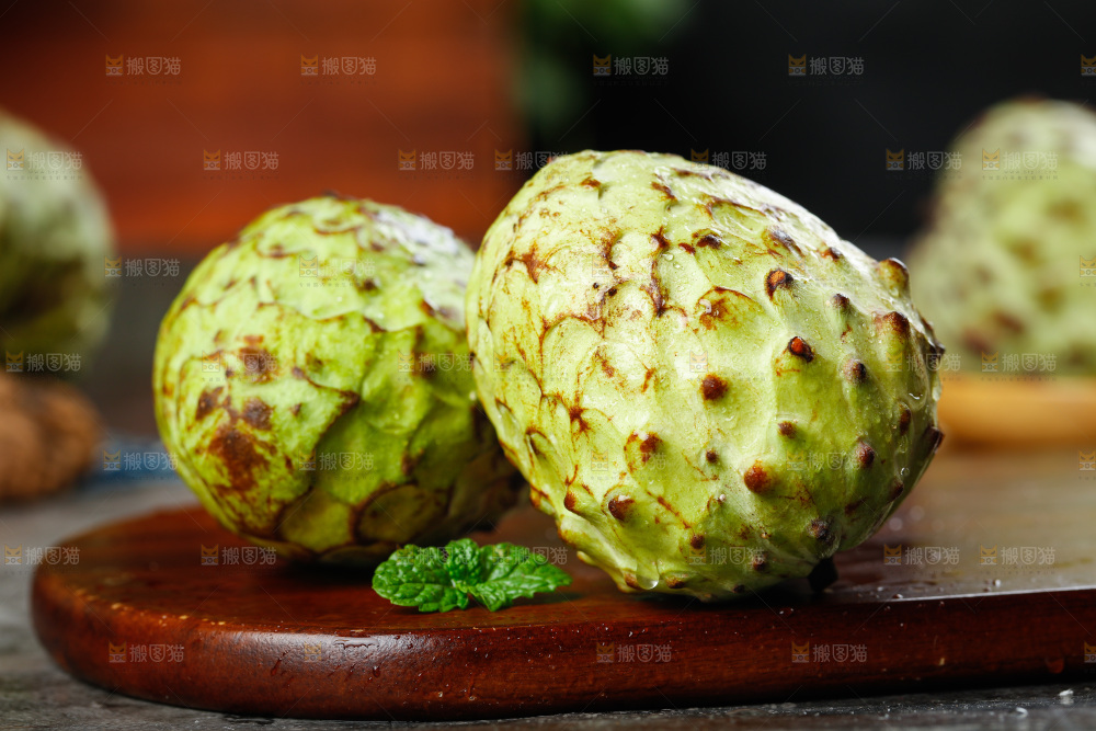 木底上放着牛奶释迦果