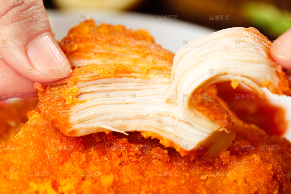 盘子里的炸鸡排