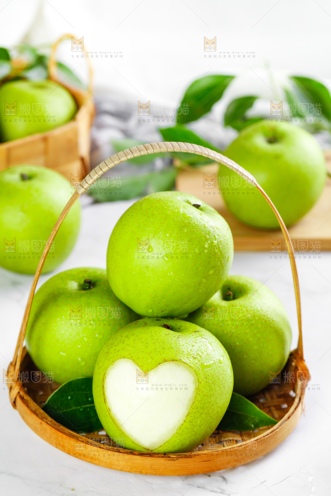一篮砀山苹果梨放在白石板上