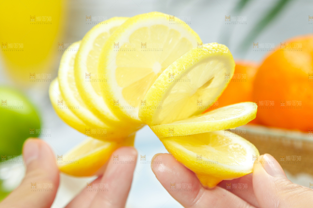 浅底上摆放着黄柠檬