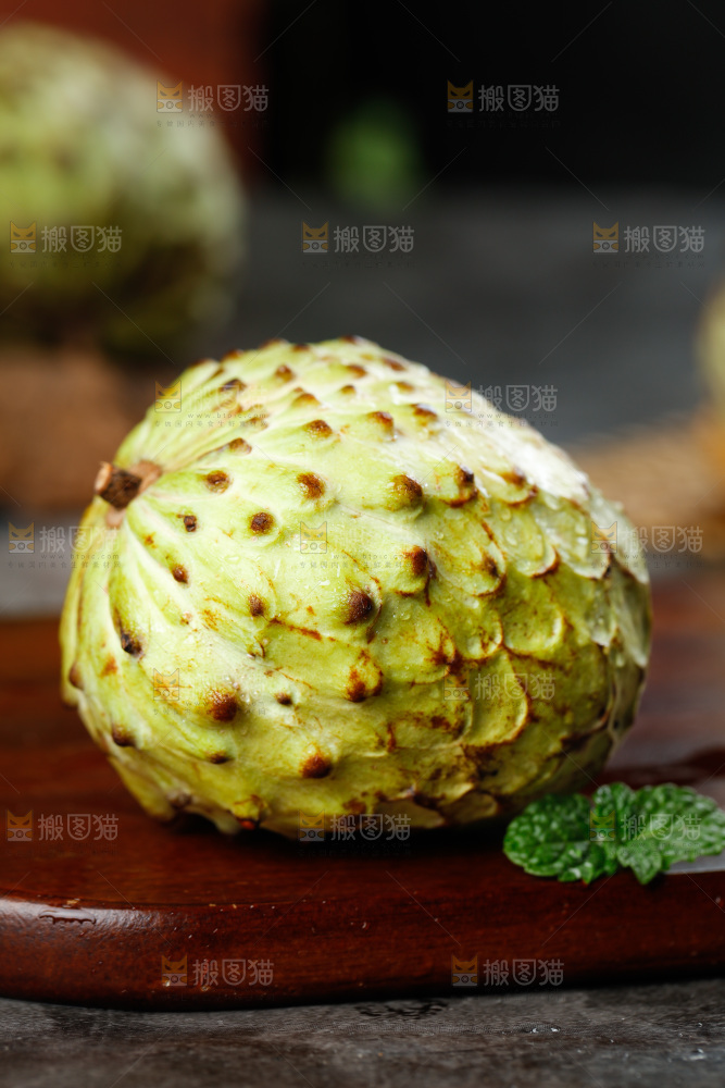 木底上放着牛奶释迦果