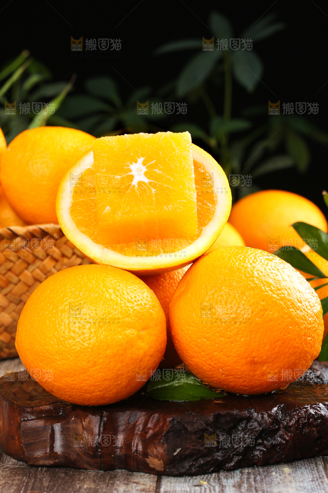 深底上摆放着橙子