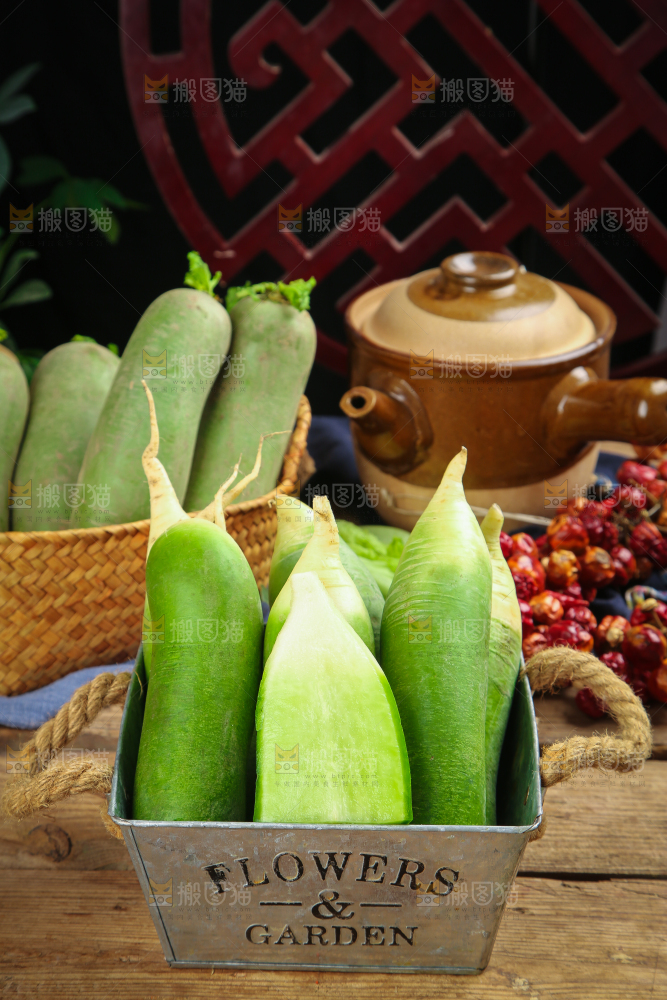 篮子里放着绿心萝卜