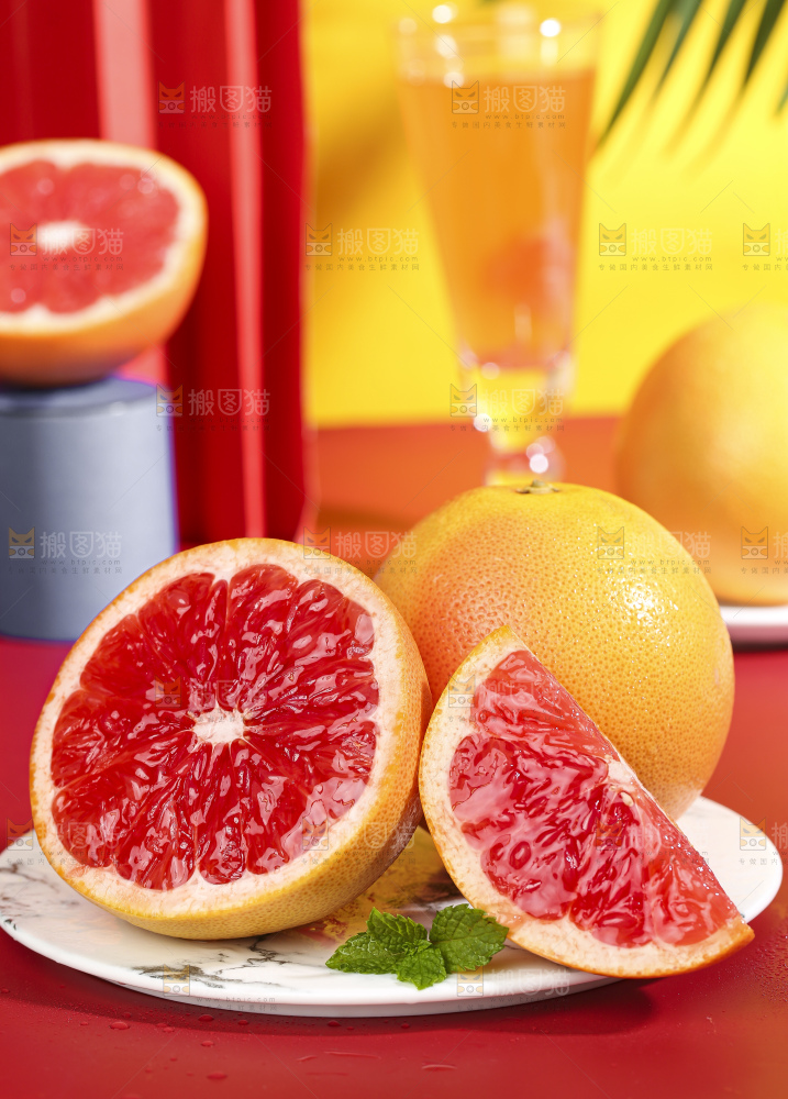 盘子里放着剥皮的红心西柚
