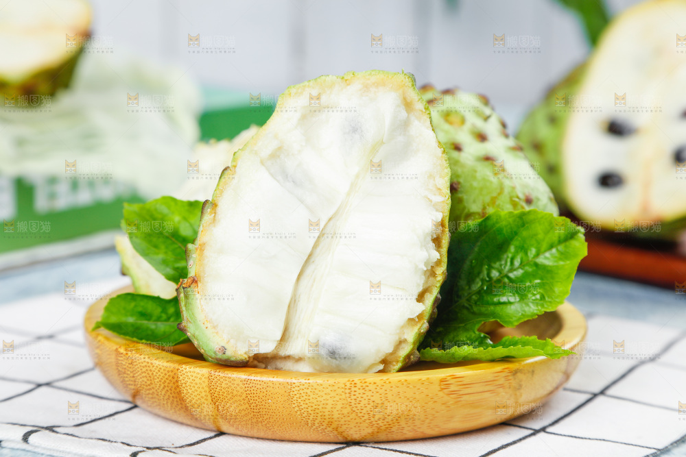 格子底上摆放着释迦果