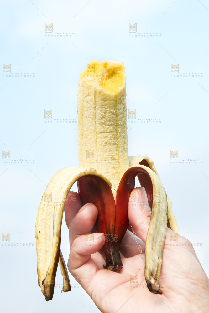 手拿剥皮的红皮美人蕉