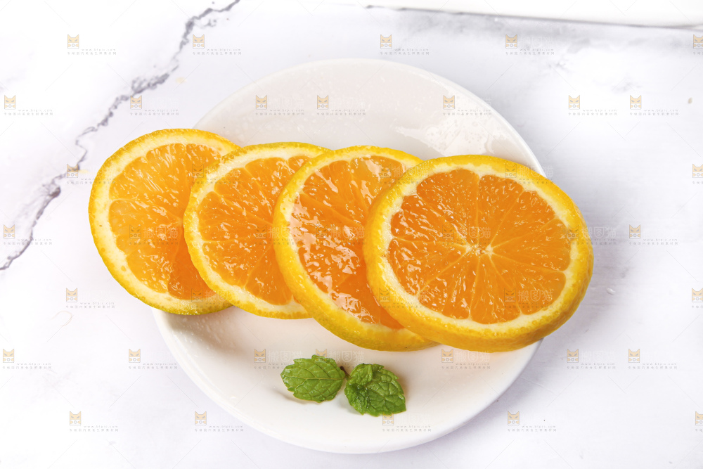 石板上放着切开的夏橙