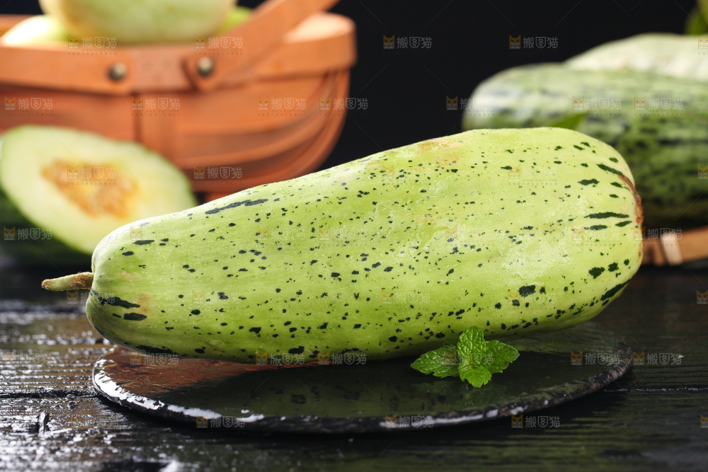 黑底上放着掰开的酥蜜甜瓜