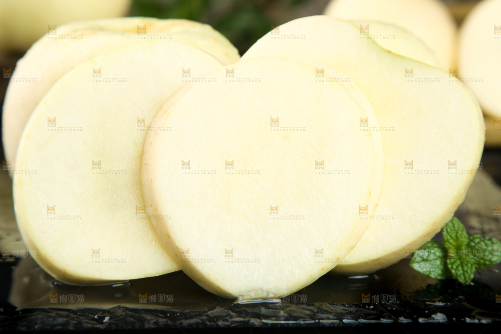 深底上摆放着苹果