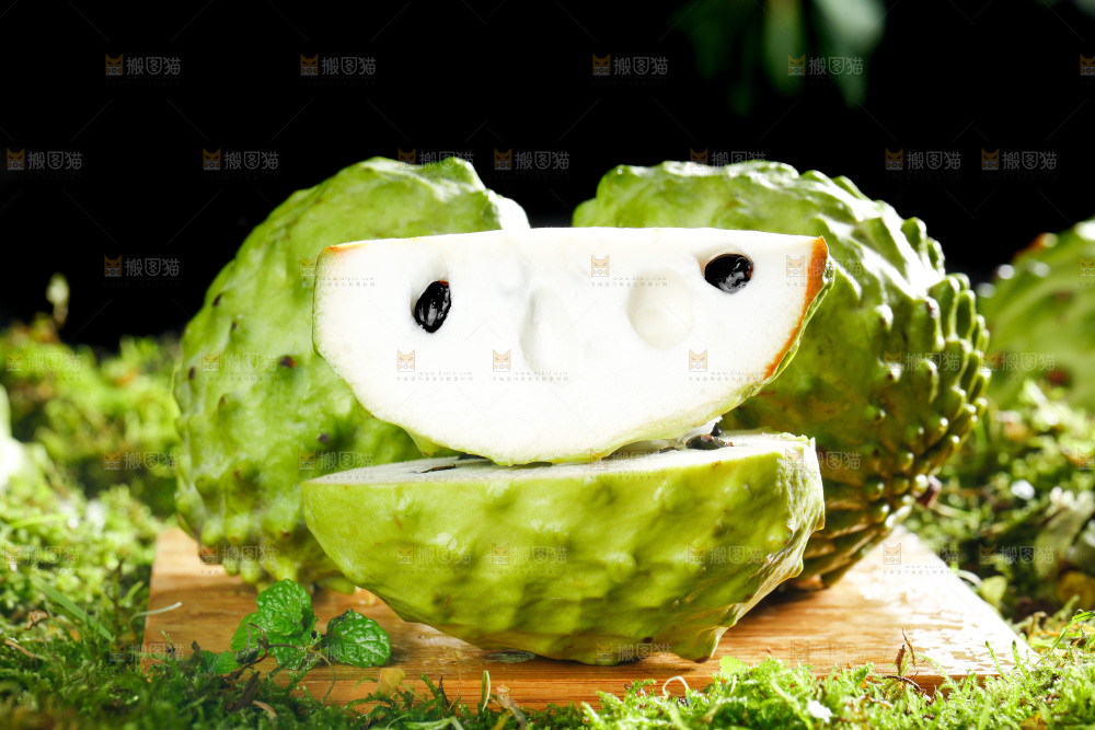 绿草地上摆放着释迦果