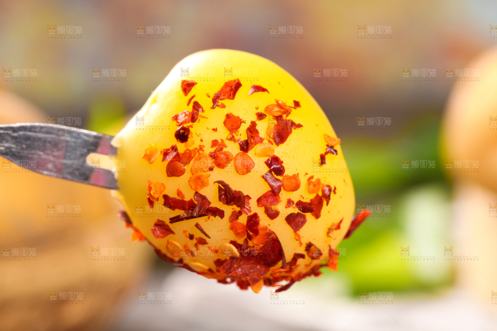 叉子叉着带辣椒的黄心小土豆