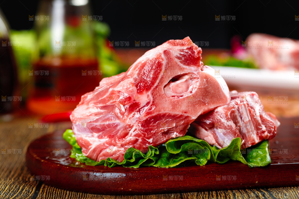 木底上放着羊蝎子