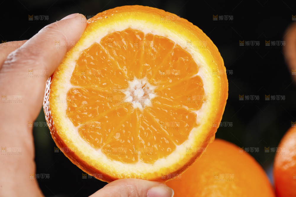 手里拿着甜橙
