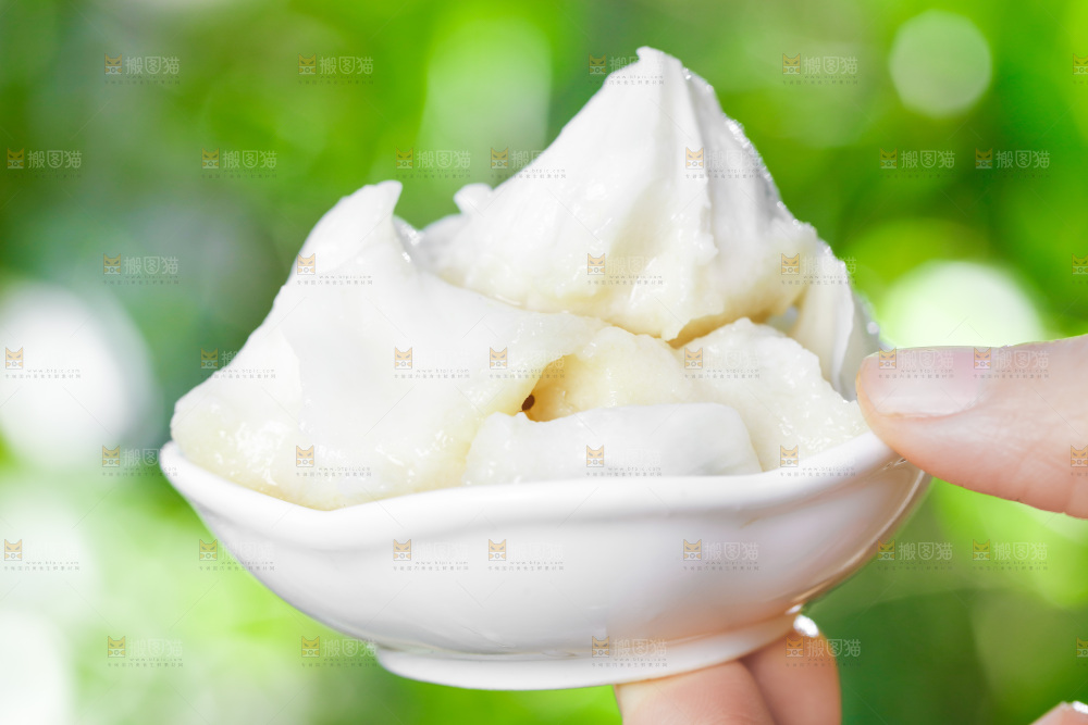 手里拿着释迦果