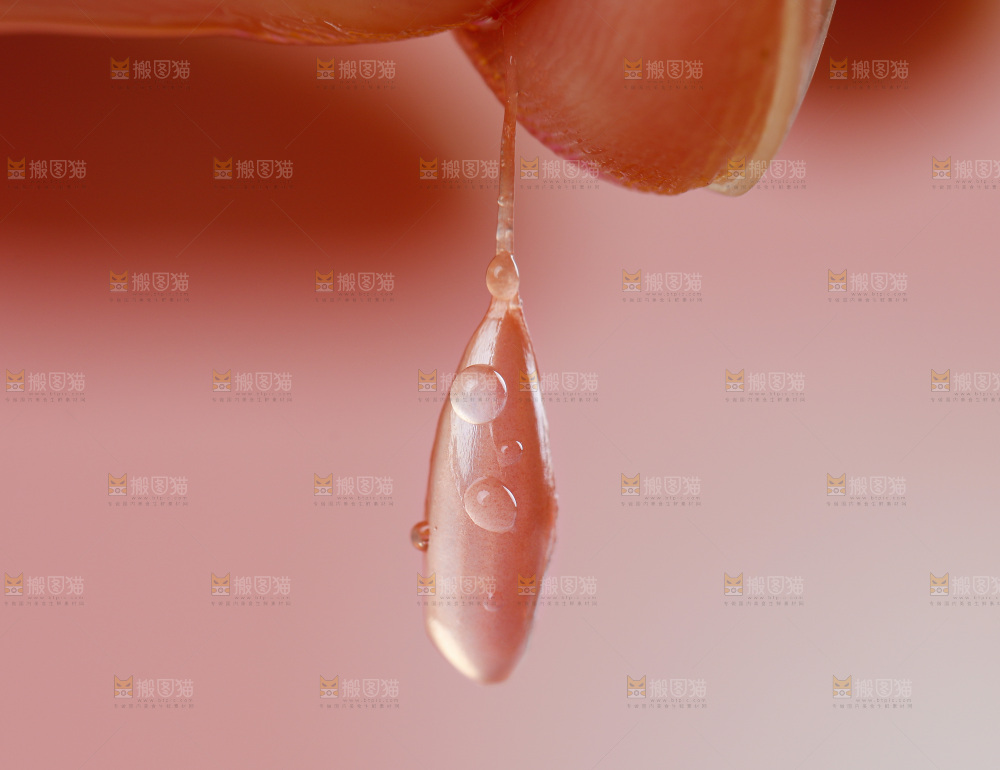 手拿剥皮的红心西柚果肉