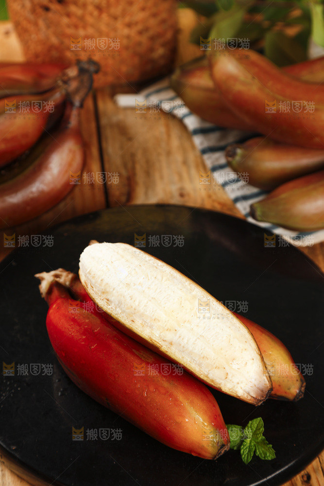 黑石板上的红皮美人蕉
