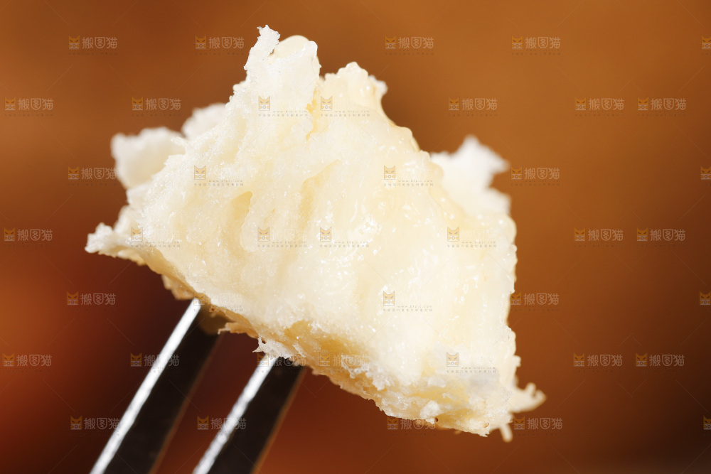 浅底上叉子叉着一块红皮香蕉果肉