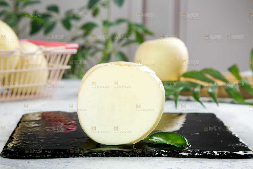 黑石板上放着苹果