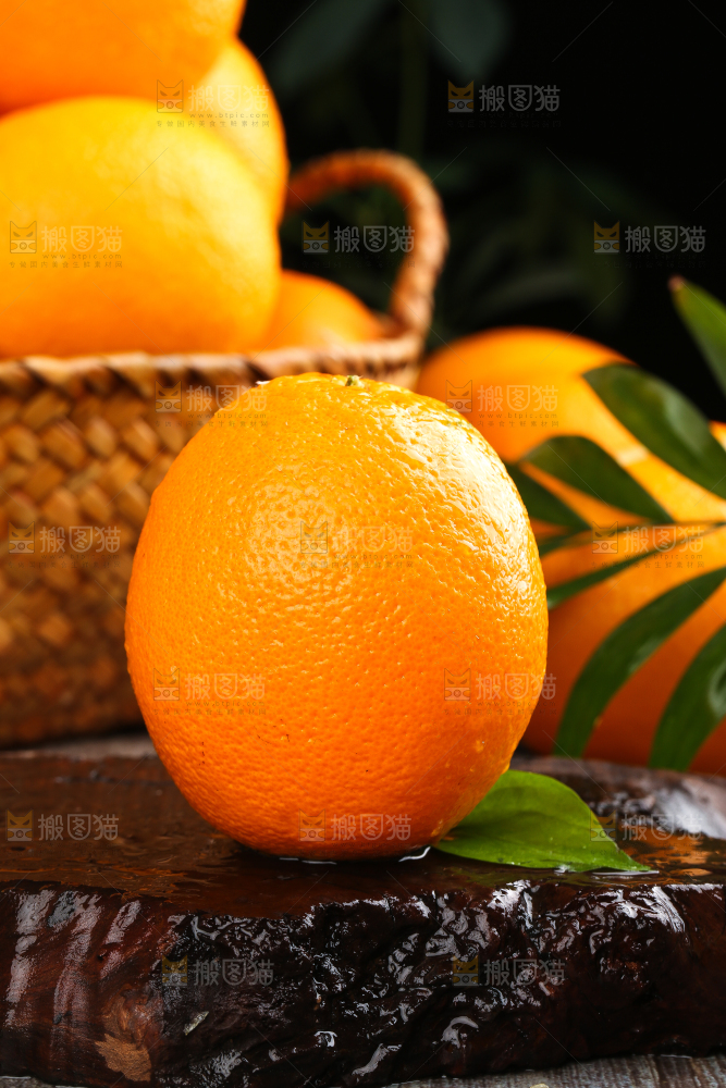 木底上摆放着甜橙