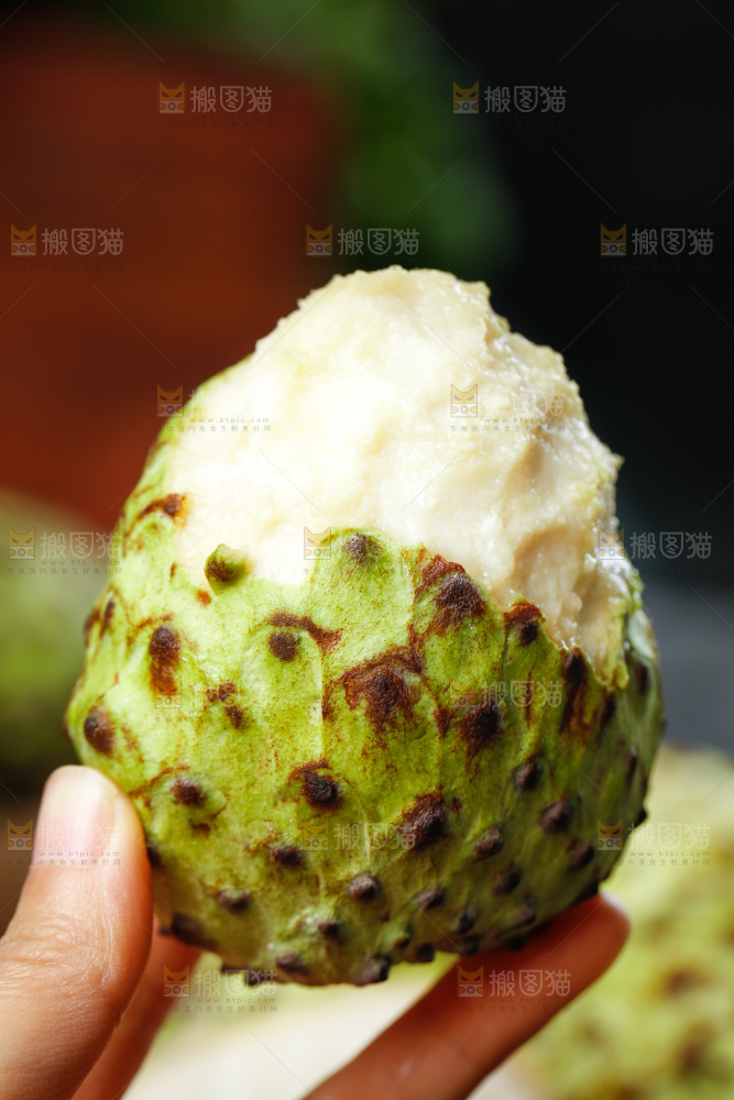 手里拿着牛奶释迦果