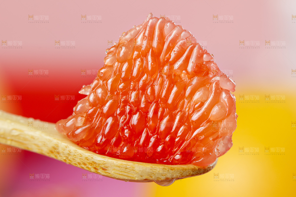 勺子里的红心西柚果肉