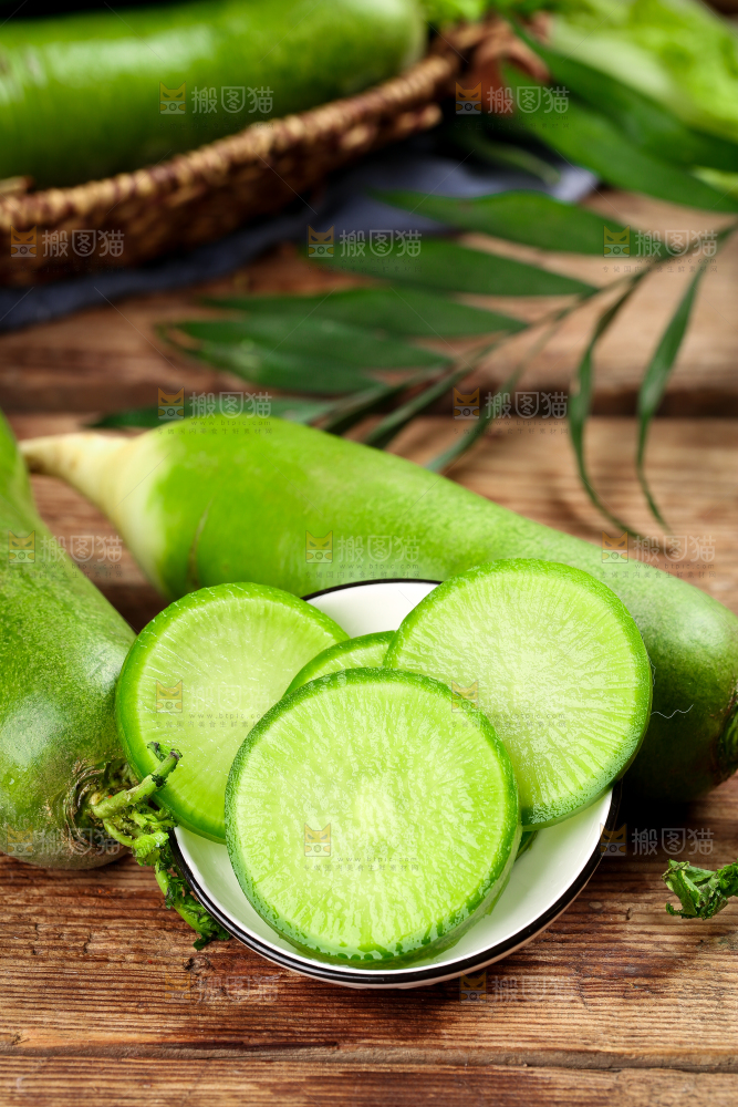 碟子里放着绿心萝卜