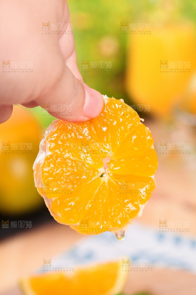手拿一片夏橙果肉