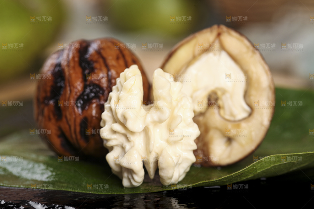 树叶上放着去皮湿核桃果仁