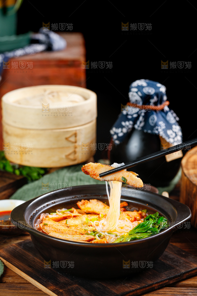 木底上放着一锅肉丝粉