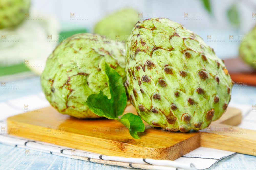 木底上放着释迦果