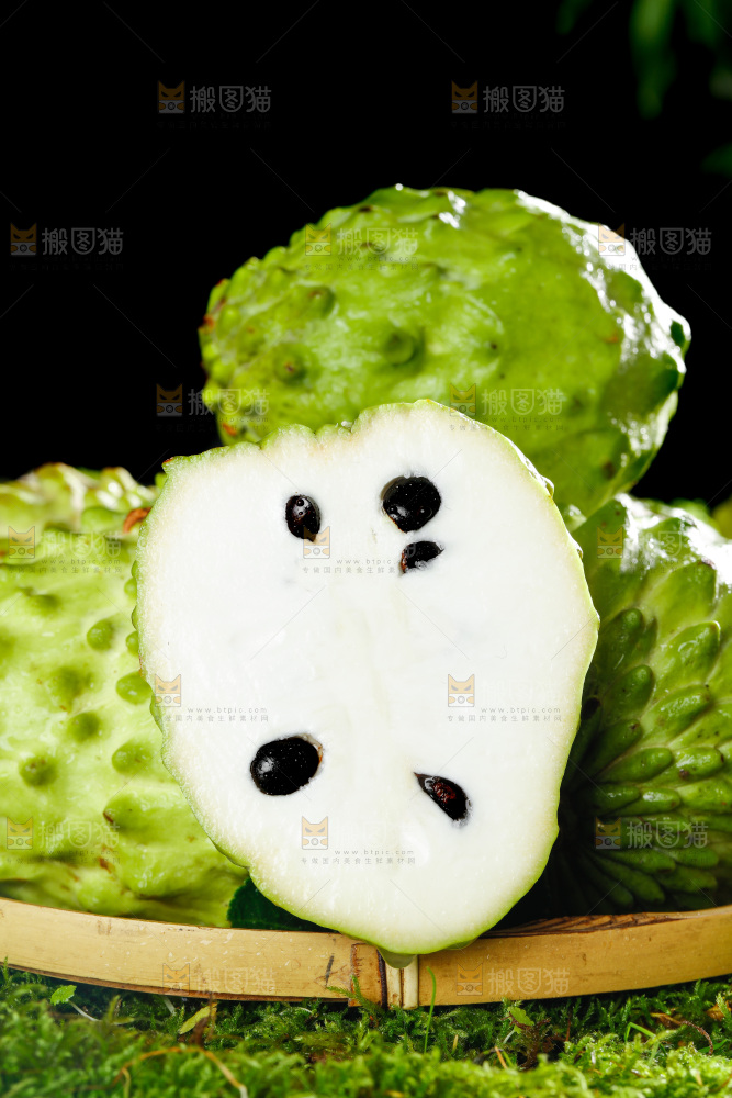 篮子里放着番荔枝