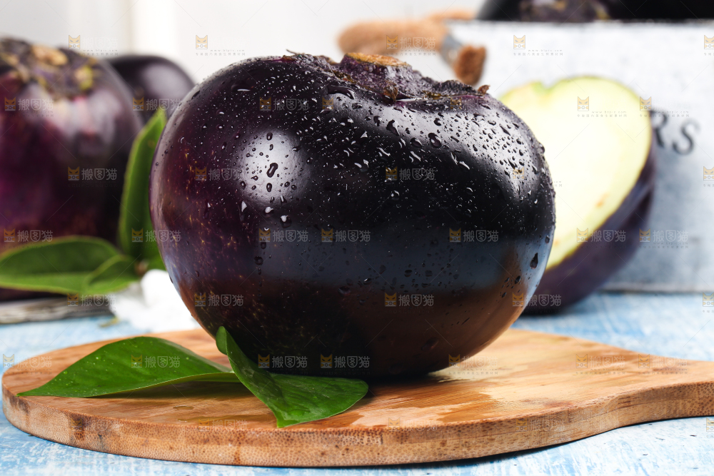 木板上的紫圆茄子