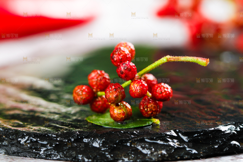 黑石板上的新鲜花椒