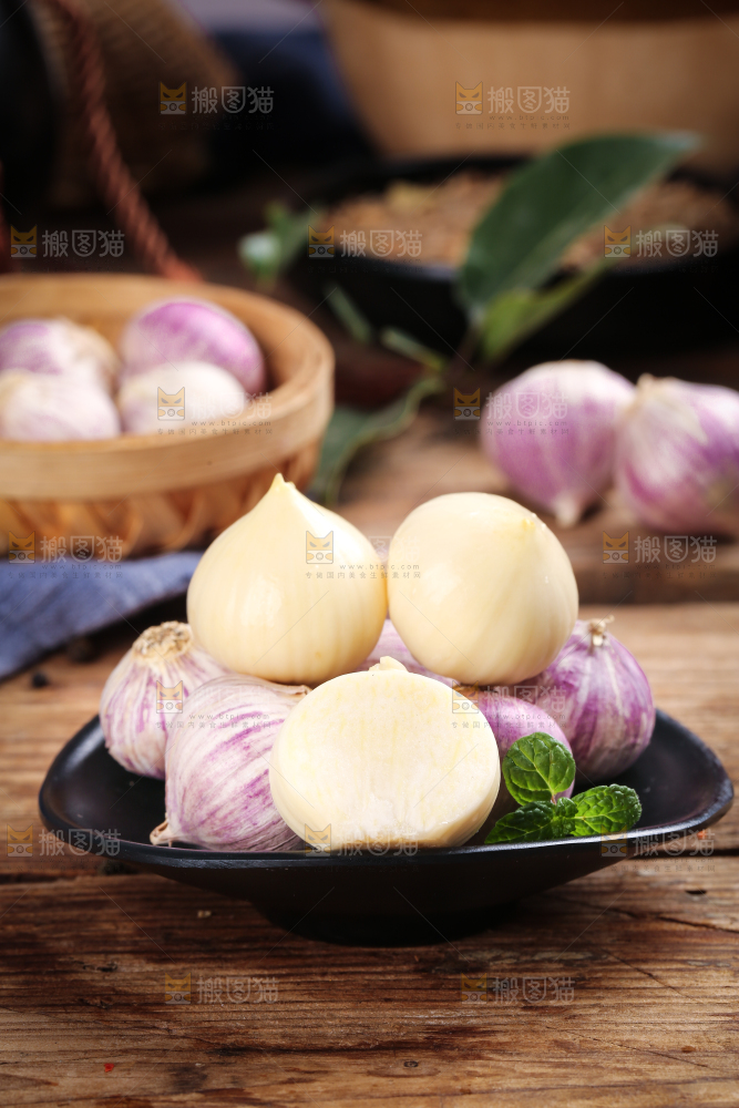 木底上摆放着独蒜