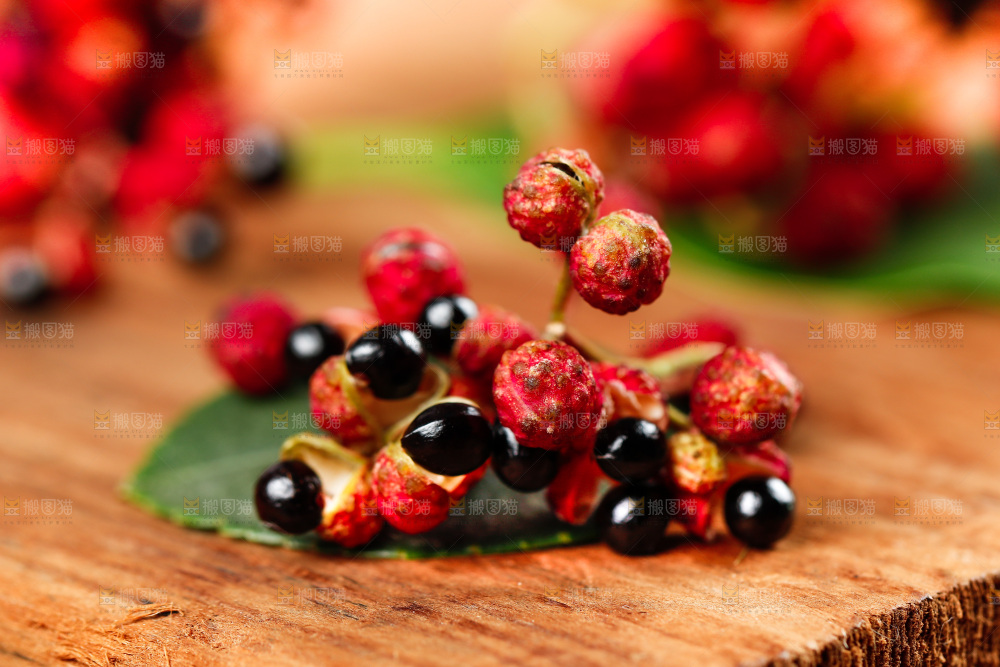 木底上的红花椒
