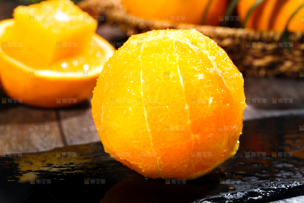黑底上放着橙子