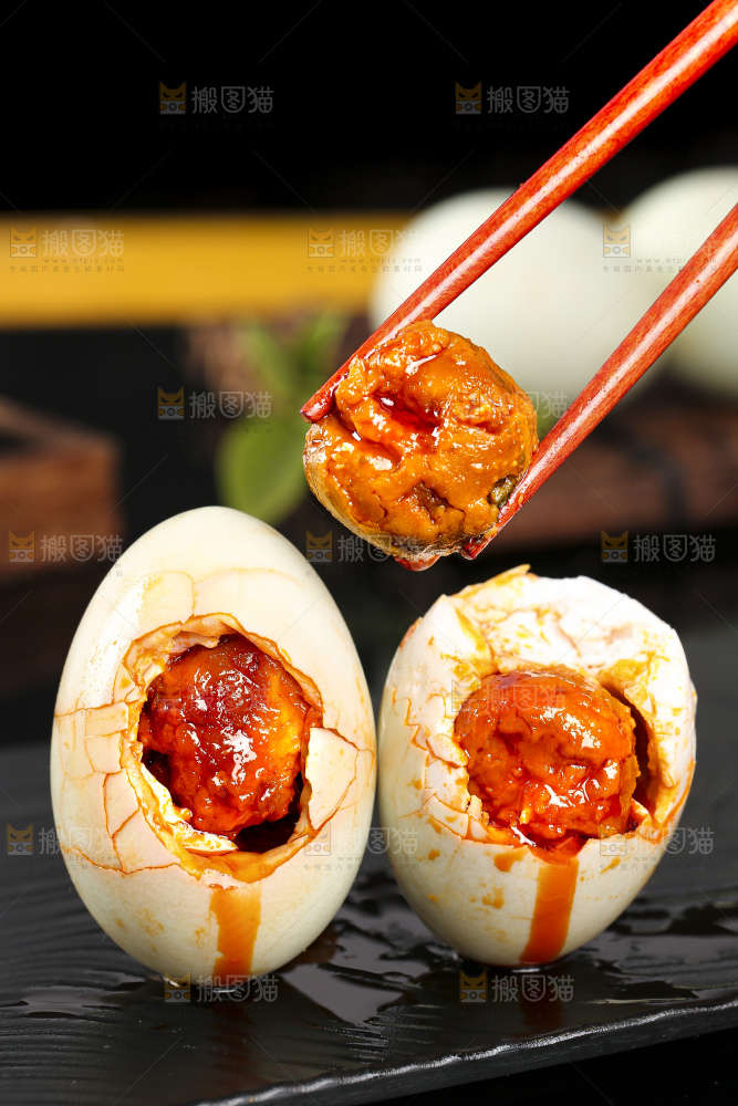 黑底上筷子夹着红心咸鸭蛋