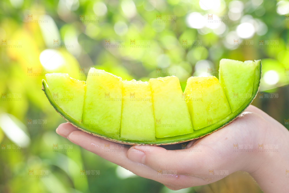 手拿切开的玫珑瓜
