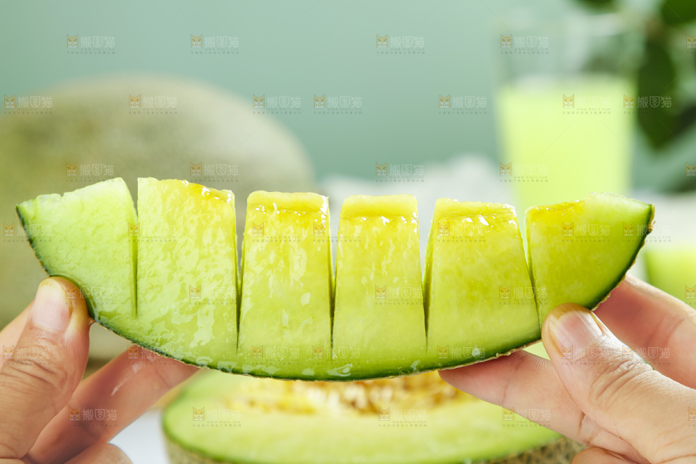 手拿切开的玫珑瓜