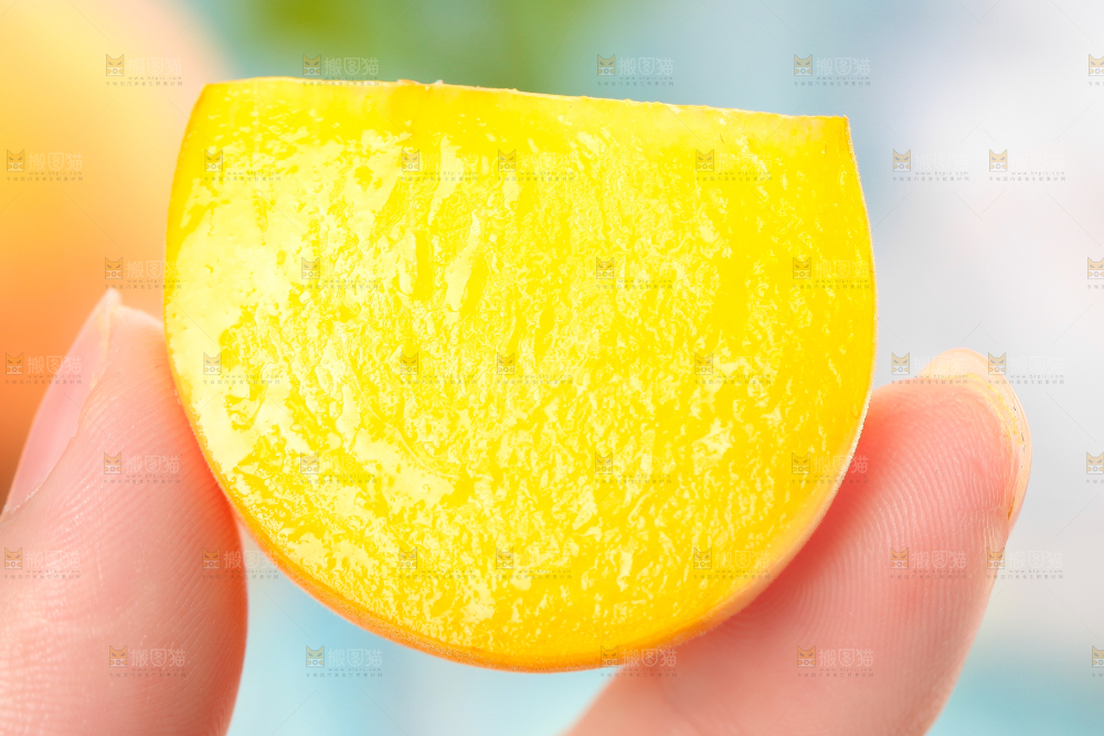 手拿切开的黄蟠桃